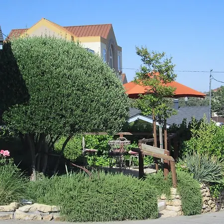 Farmhouse Motel-3
